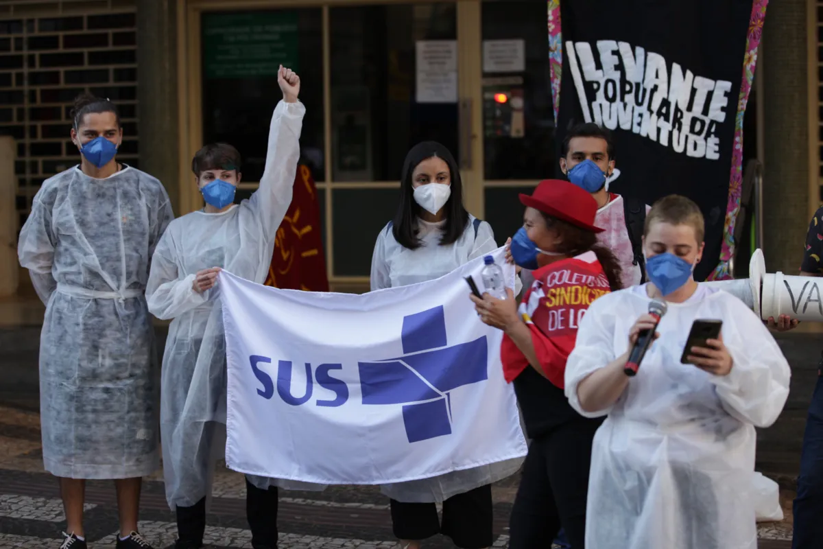 Comissão Sanitária levou álcool, máscaras e reforçou a necessidade de protestar com segurança