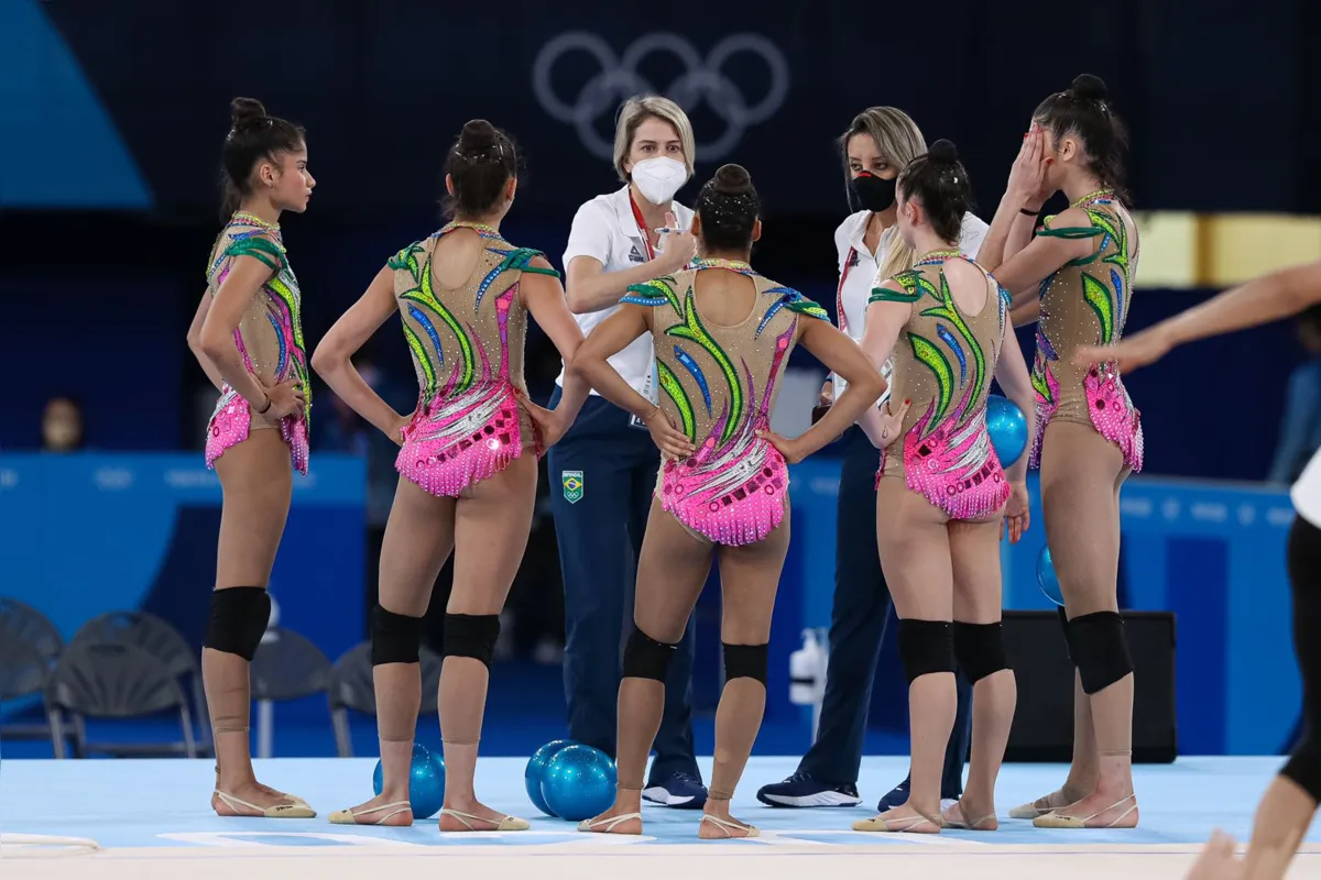 Camila Ferezin orienta equipe brasileira de GR nos Jogos Olímpicos 