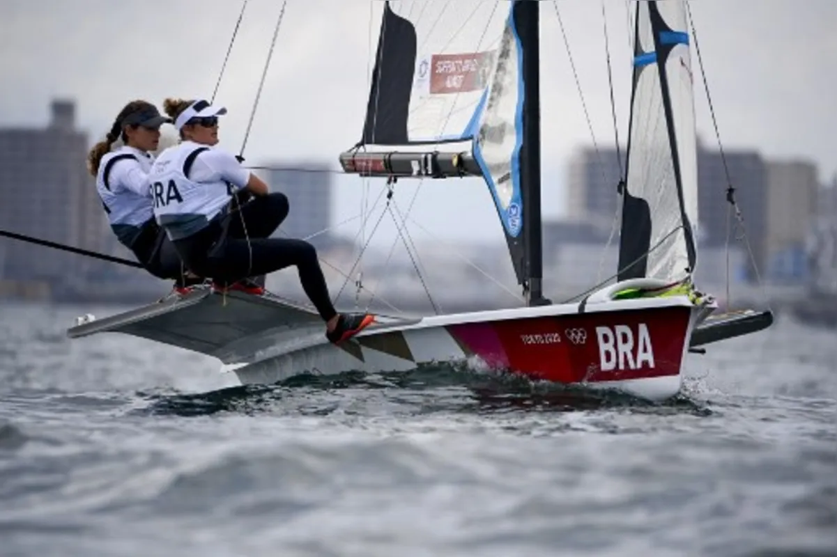 Imagem ilustrativa da imagem Martine Grael e Kahena Kunze avançam em primeiro à final da 49er FX na vela