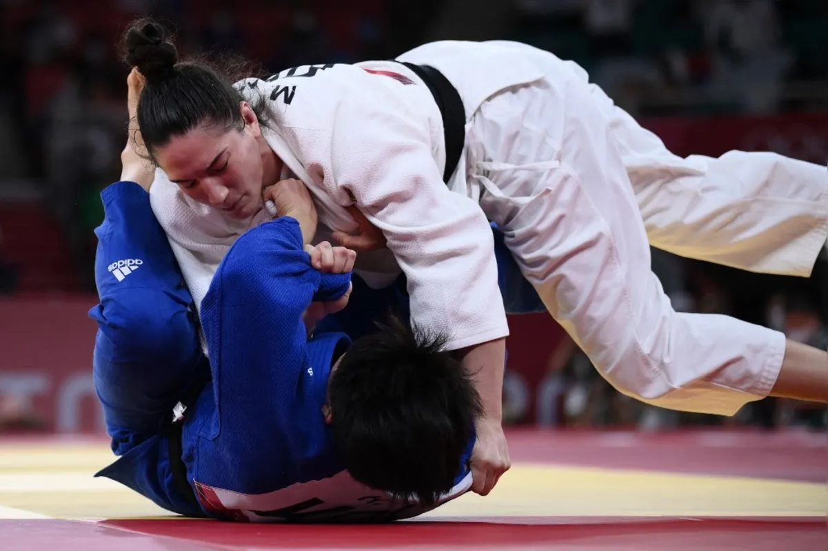 Imagem ilustrativa da imagem Mayra leva o bronze no judô e faz história ao conquistar 3ª medalha em Olimpíadas