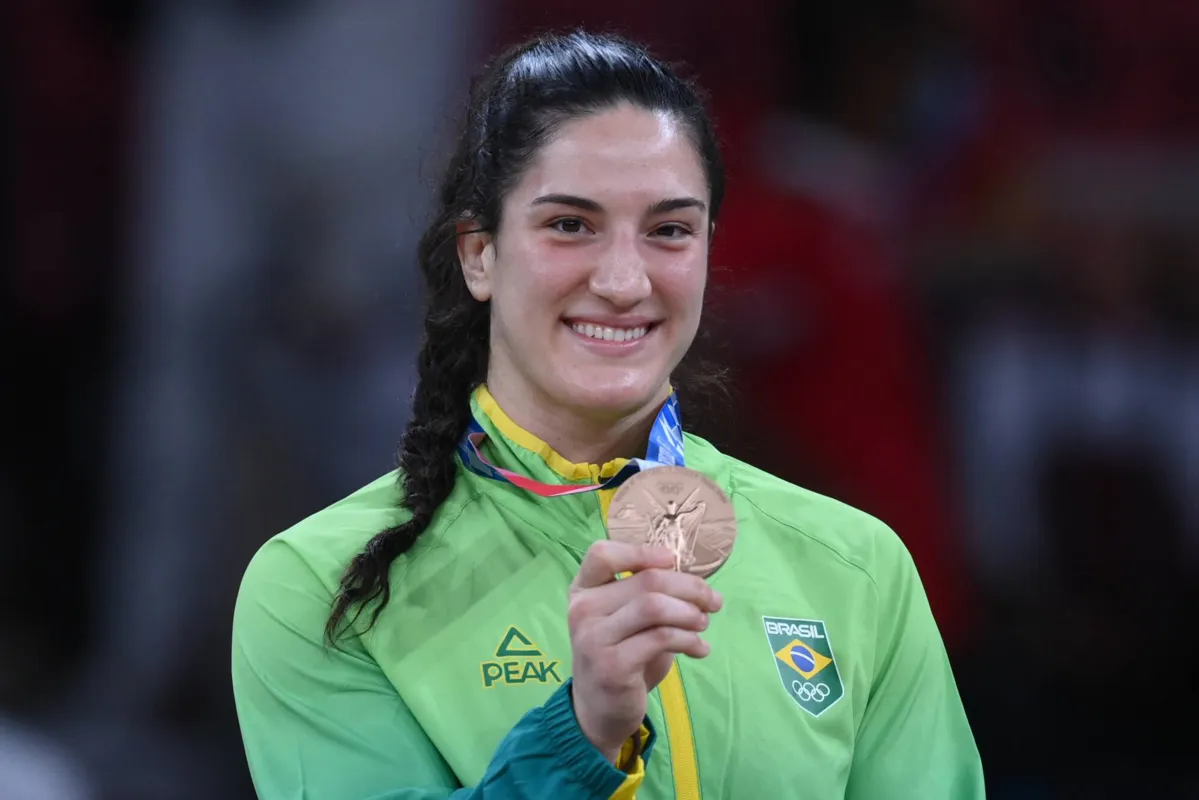Imagem ilustrativa da imagem Mayra ressalta apoio da família e se emociona com medalha de bronze