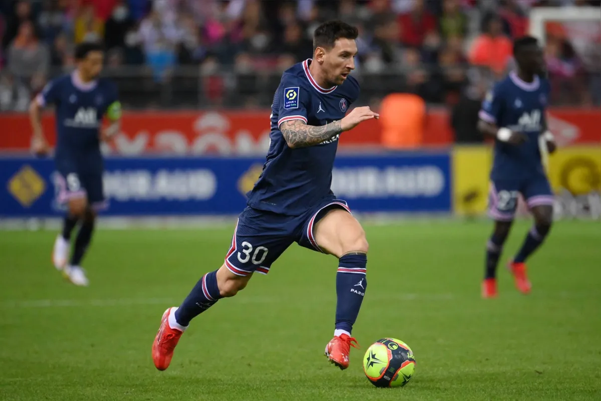 Imagem ilustrativa da imagem Messi estreia em lugar de Neymar em vitória do PSG