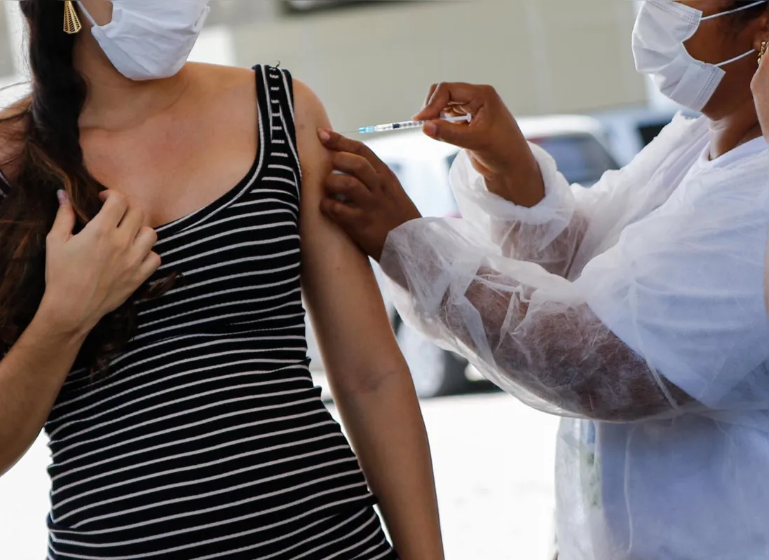 Imagem ilustrativa da imagem Ministério da Saúde volta a recomendar vacinação de gestantes e puérperas sem comorbidades