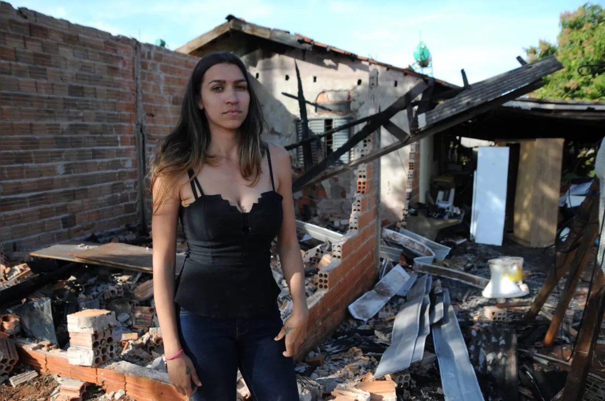 Ana Paula Gomes da Silva ganhou uma geladeira e um colchão, mas precisa de material para reconstruir a casa