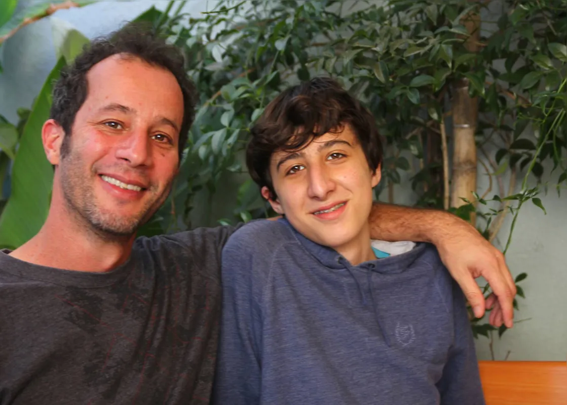 Marco Jacobsen com o filho: “Passei por uma fase desestimulado depois que eu e a mãe do Theo nos separamos, acabei ficando sem inspiração. Agora que tudo já foi resolvido, o Theo aparece tanto na casa da mãe quanto na casa do pai, mostrando que é filho de pais separados” 

