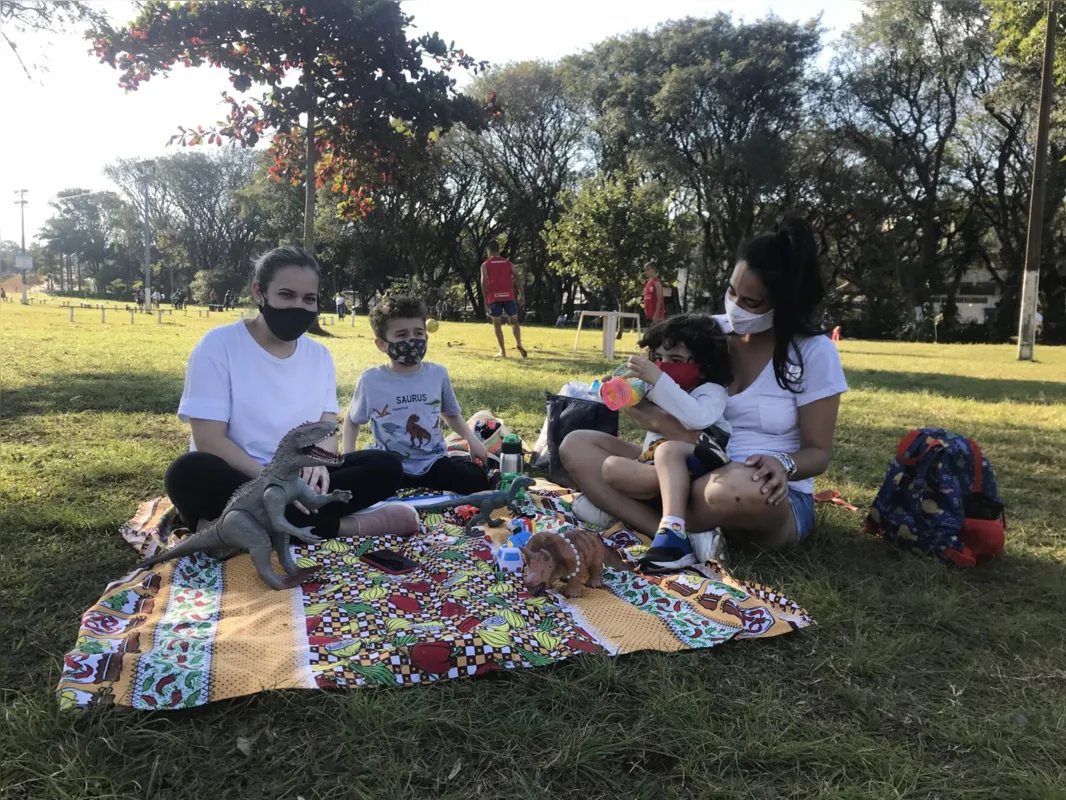 Núbia e Jacqueline com os filhos no aterro do Igapó