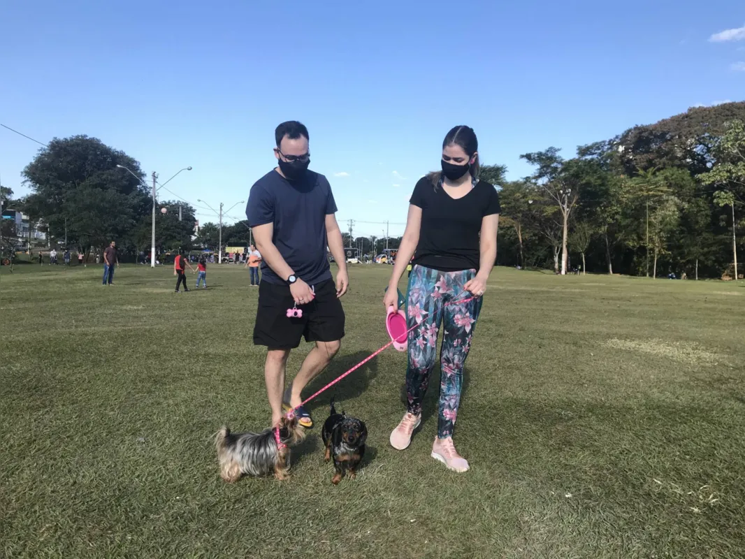 Carlos e Juliana com as cachorras  Zui e Sadia: "Até eles ficam mais felizes  por sair do apartamento e tomar sol"
