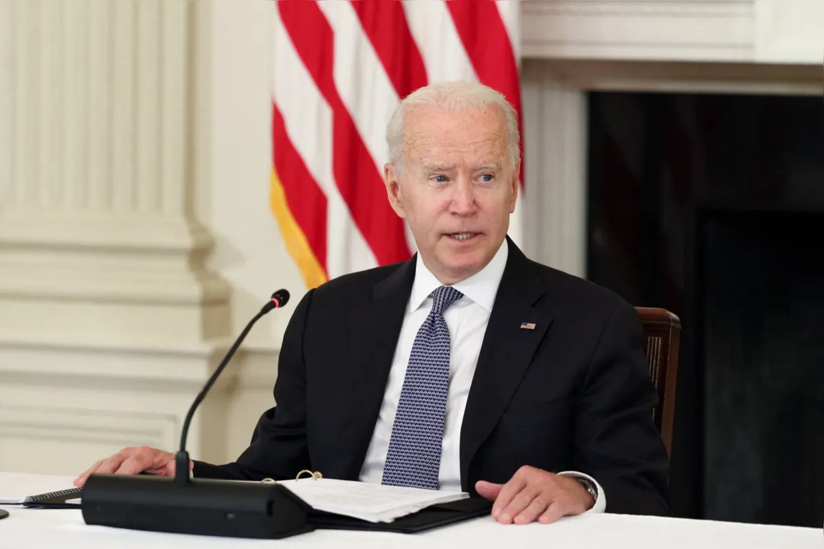 Imagem ilustrativa da imagem Para combater fake news sobre vacina, Biden abre guerra contra redes sociais