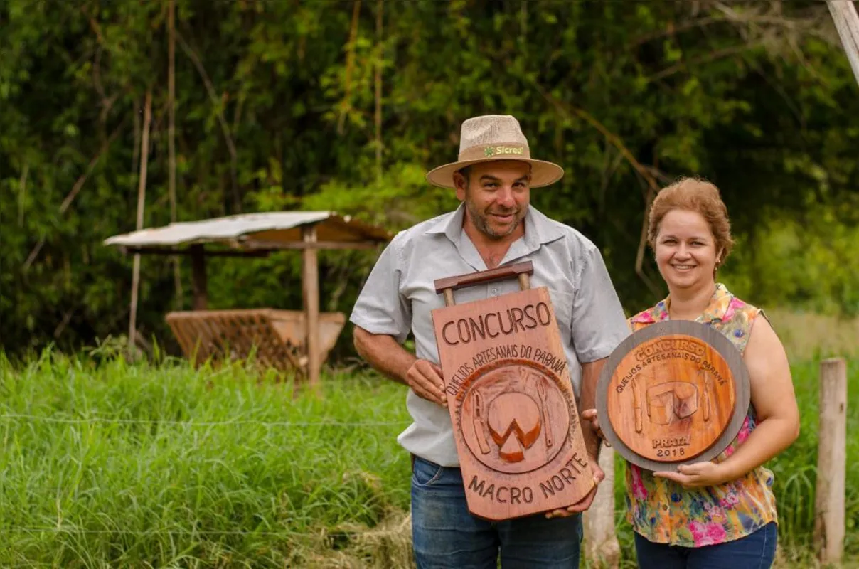 Leomar e a mulher, Marisa, mostram premiações obtidas pelo queijo maná