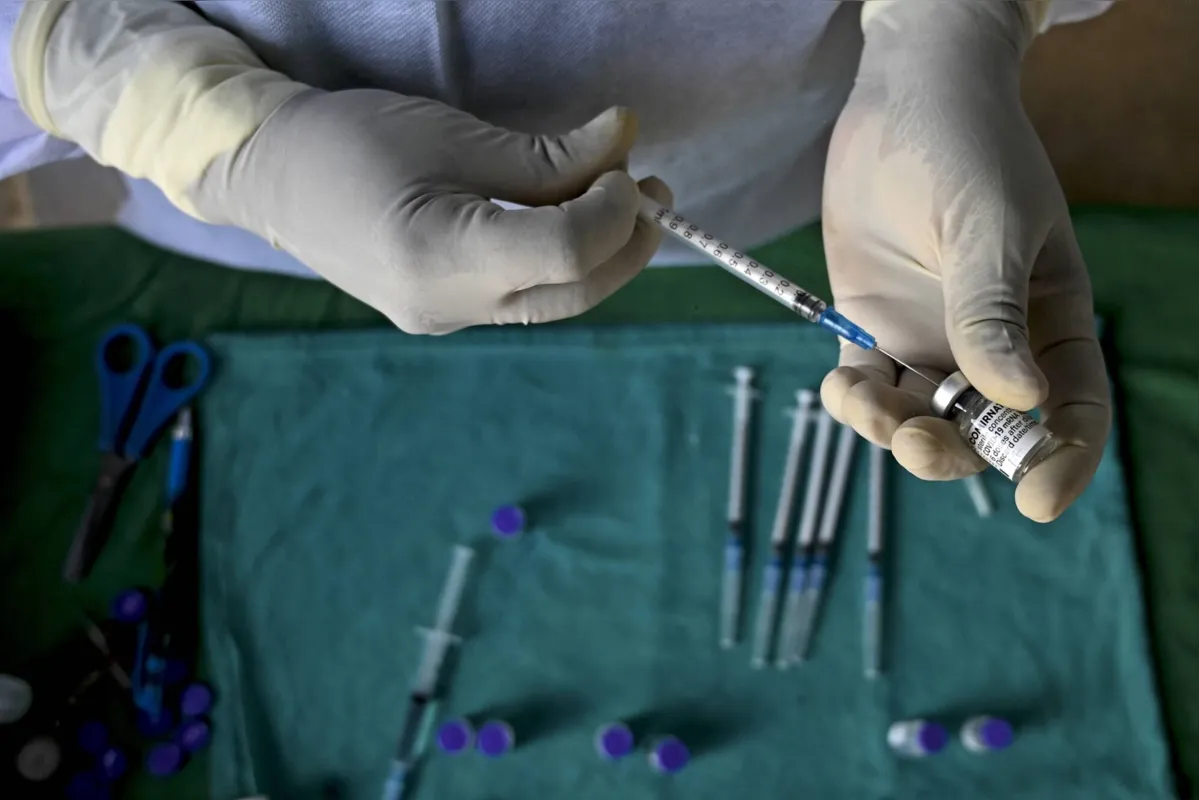 Imagem ilustrativa da imagem Pfizer propõe terceira dose para combater variante Delta