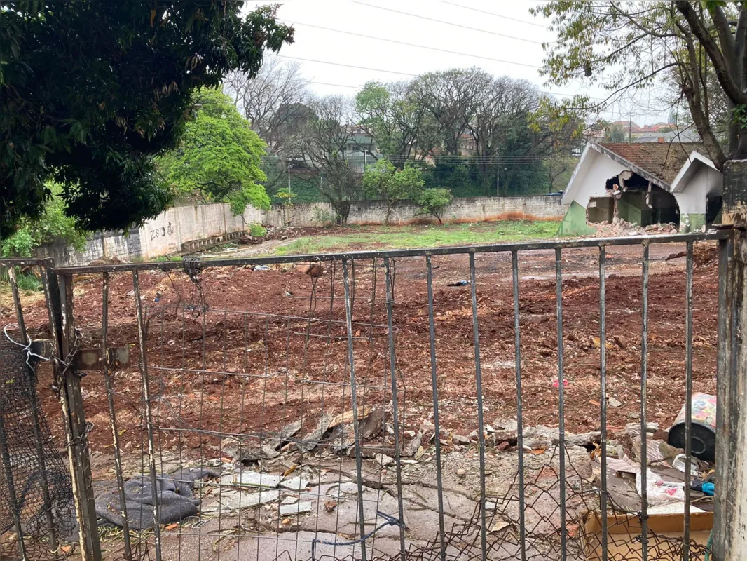 Espaço abandonado na Vila Brasil onde Juliana quase foi assassinada