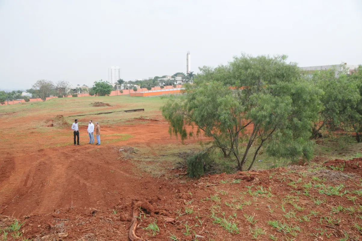 Terreno próximo ao Shopping Catuaí, uma das áreas públicas que a prefeitura pretendia vender a empreiteiras  