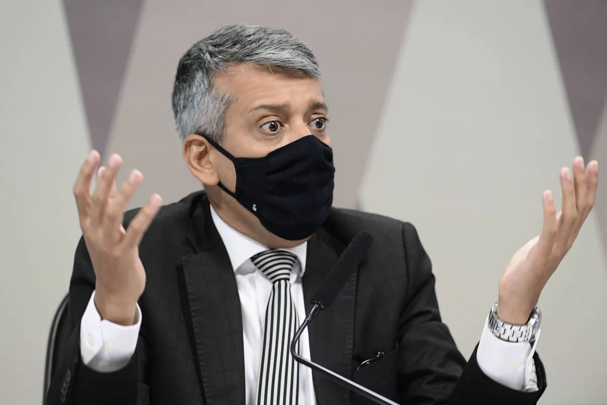 Imagem ilustrativa da imagem Presidente da CPI da Covid determina prisão de ex-diretor acusado de pedir propina na gestão Bolsonaro