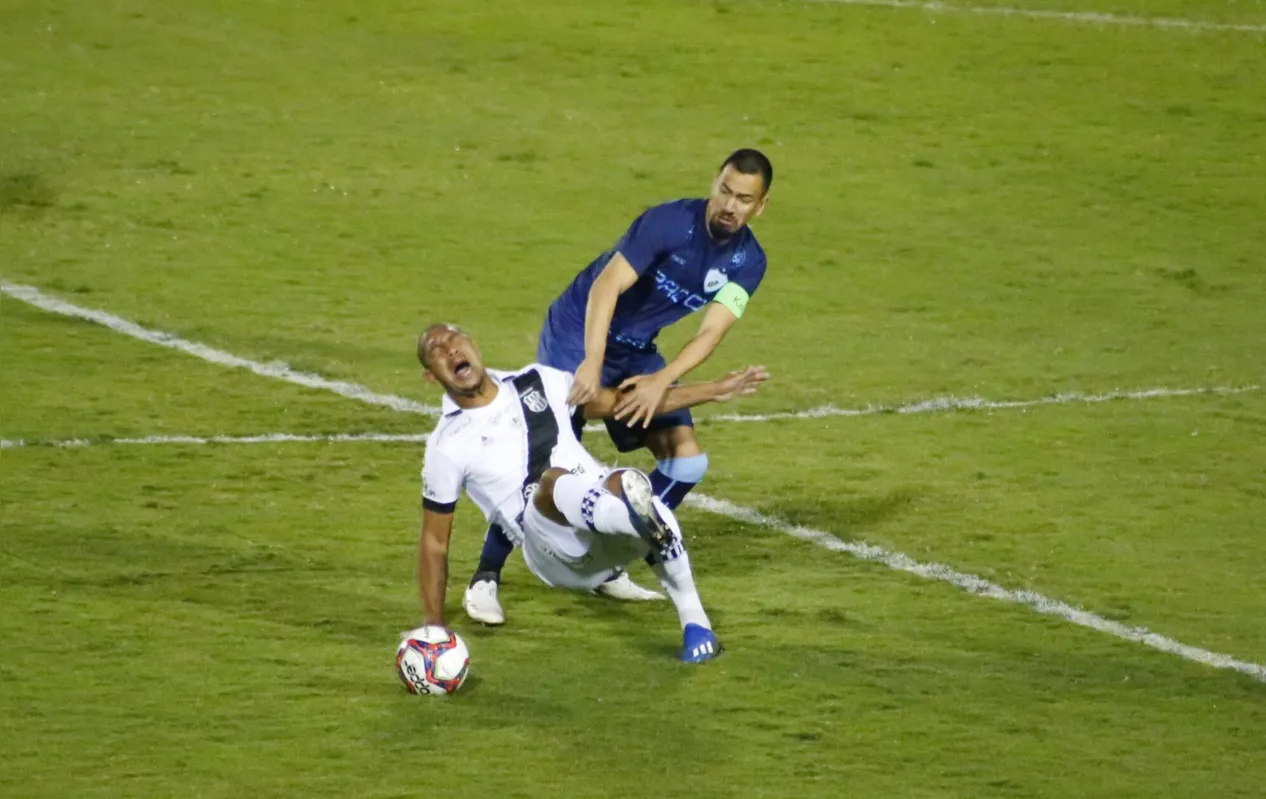 O zagueiro Saimon fez a sua estreia no Londrina na derrota para a Ponte Preta