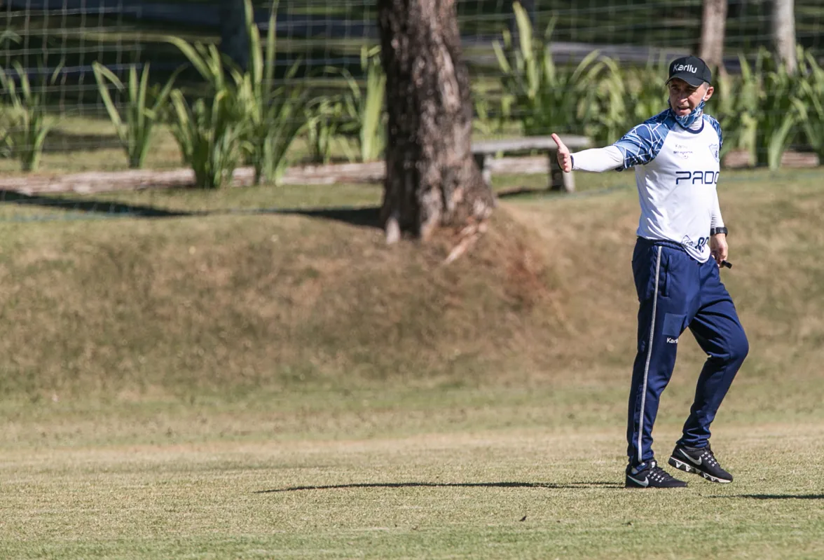Enquanto a diretoria não define quem será o comandante, o técnico do sub-20, Edison Borges, deverá ficar na beira do gramado