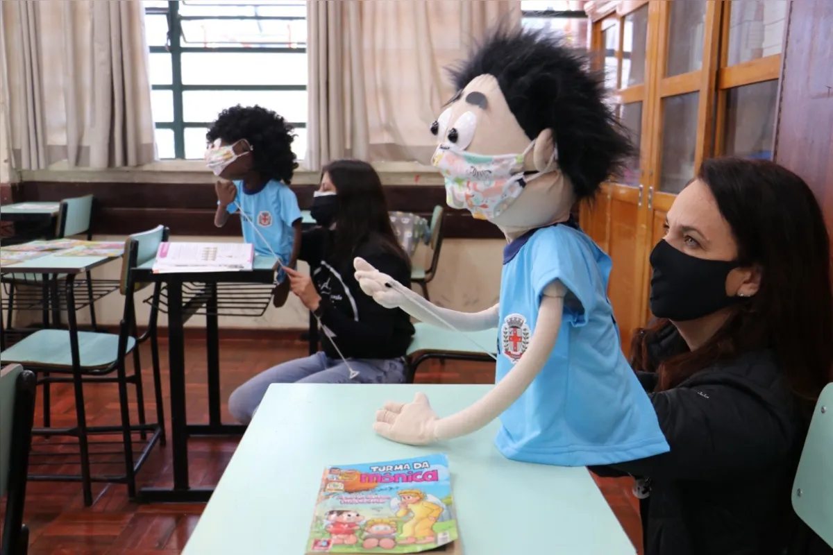 Nas aulas online e presenciais, o projeto Vi.I.D.A. servem para abordar com os alunos questões relativas aos sentimentos e aos valores em relação ao próximo