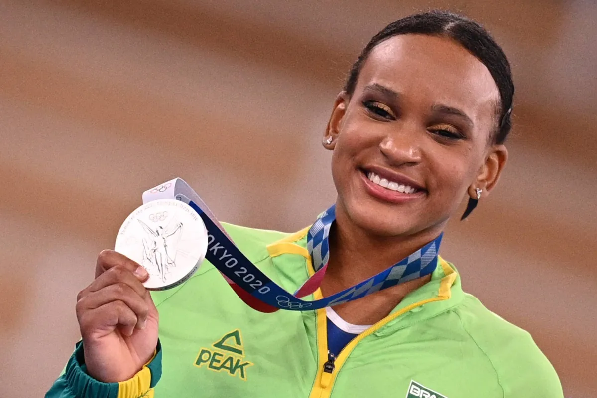 Imagem ilustrativa da imagem Rebeca é prata e conquista 1ª medalha do Brasil na ginástica feminina em Olimpíadas