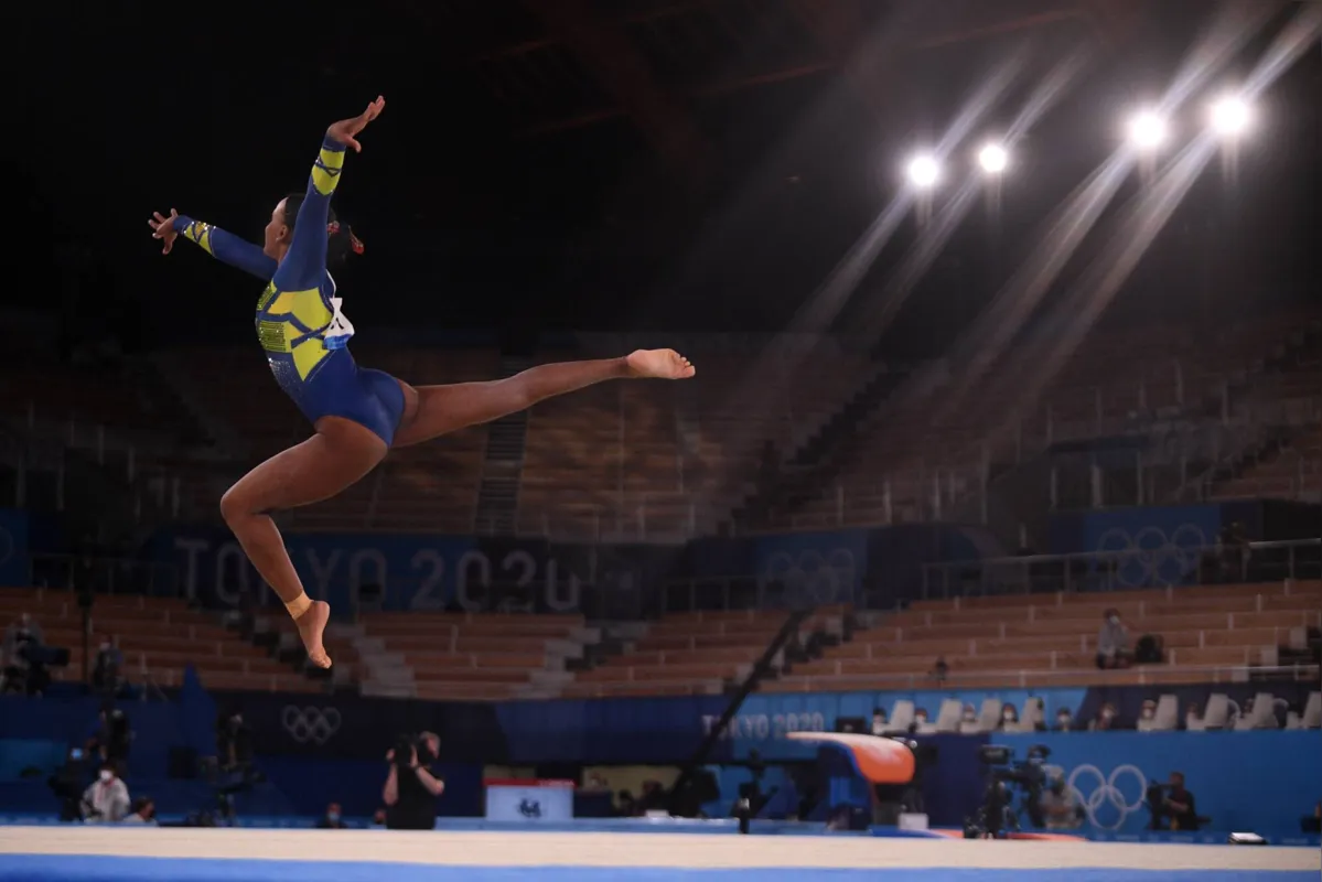 Imagem ilustrativa da imagem Rebeca é prata e conquista 1ª medalha do Brasil na ginástica feminina em Olimpíadas