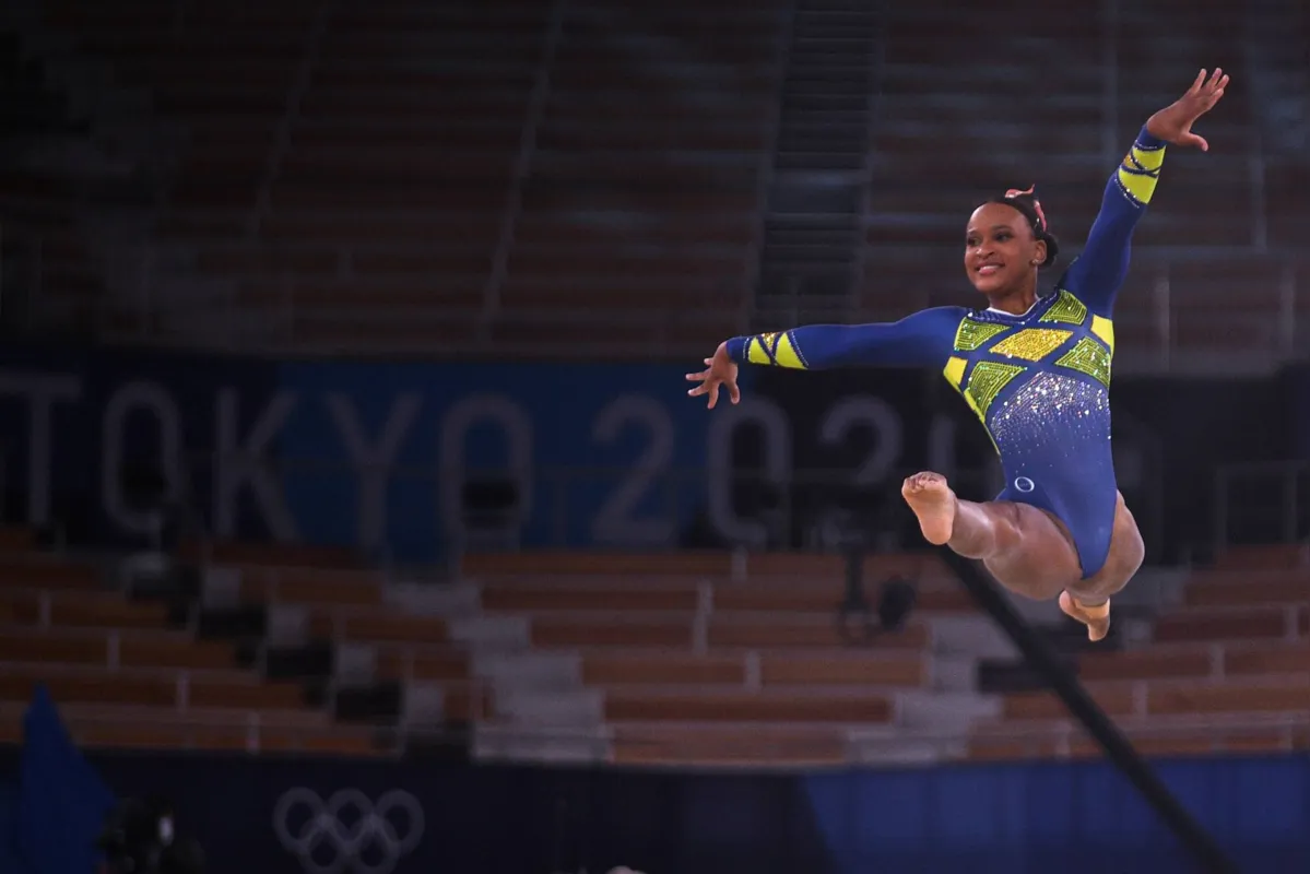 Imagem ilustrativa da imagem Rebeca é prata e conquista 1ª medalha do Brasil na ginástica feminina em Olimpíadas