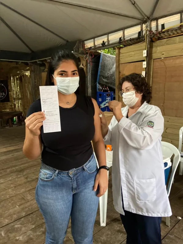 A estudante Thais Rocha, 27, moradora da Ilha do Mel, também já foi vacinada. 