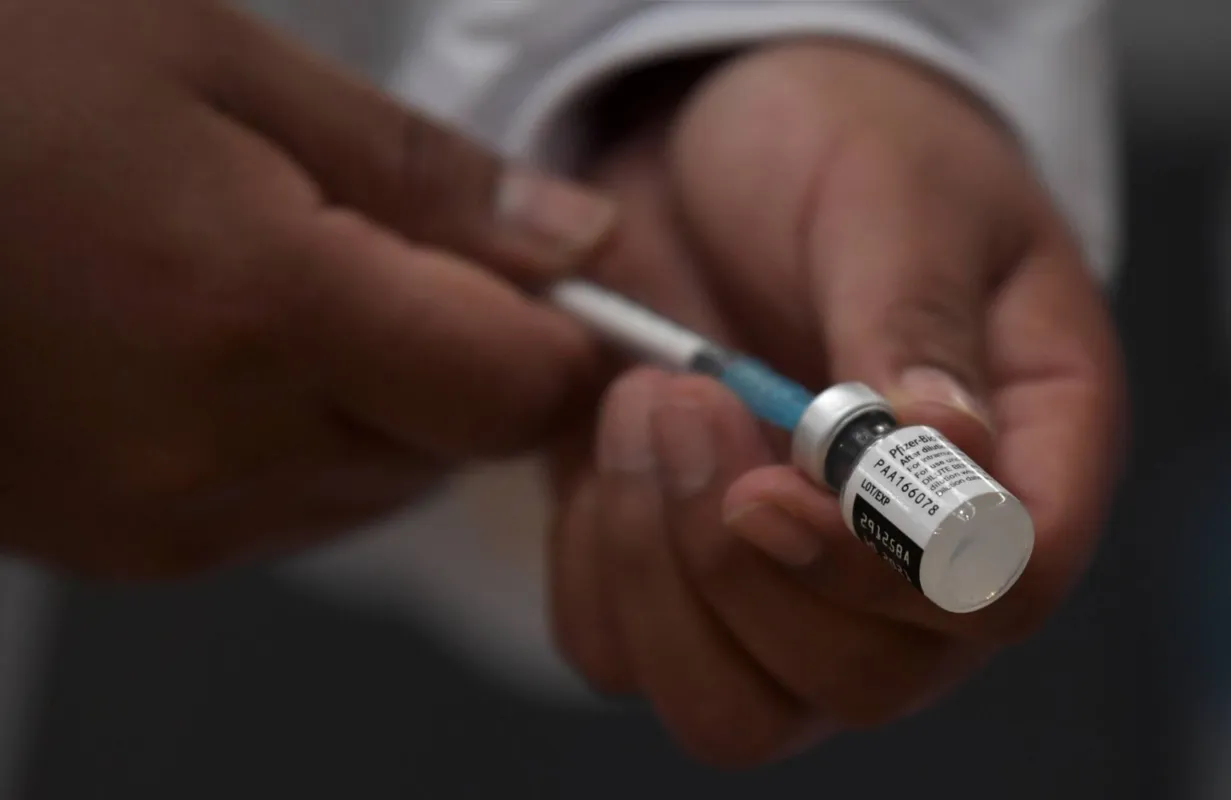 Imagem ilustrativa da imagem Saúde autoriza Pfizer para 2ª dose de grávidas que tomaram Astrazeneca