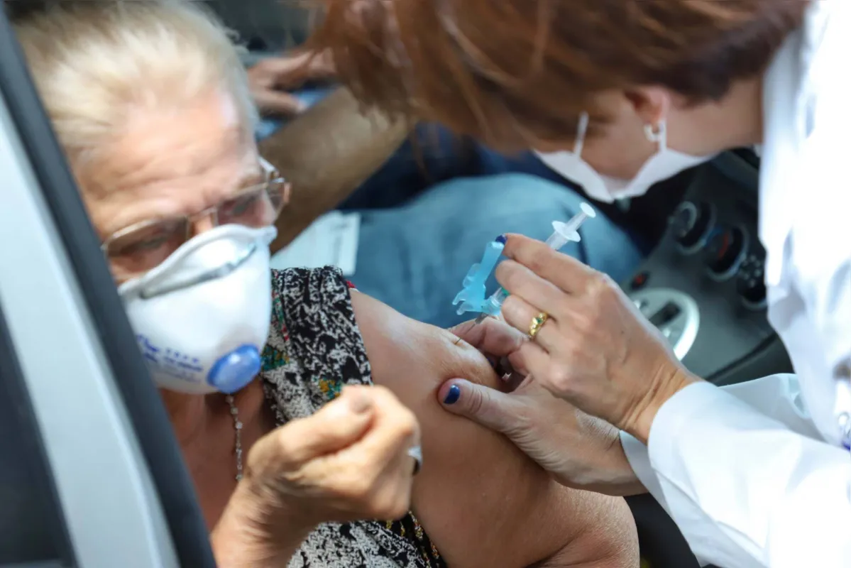 A Secretaria de Estado da Saúde divulgou nesta segunda-feira (26) mais 20.001 casos confirmados e 194 mortes pela Covid-19 no Paraná. 
