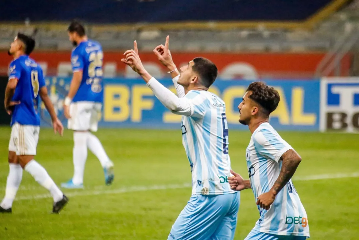 Subindo: Matheus Bianqui marcou o primeiro gol do Londrina no Mineirão