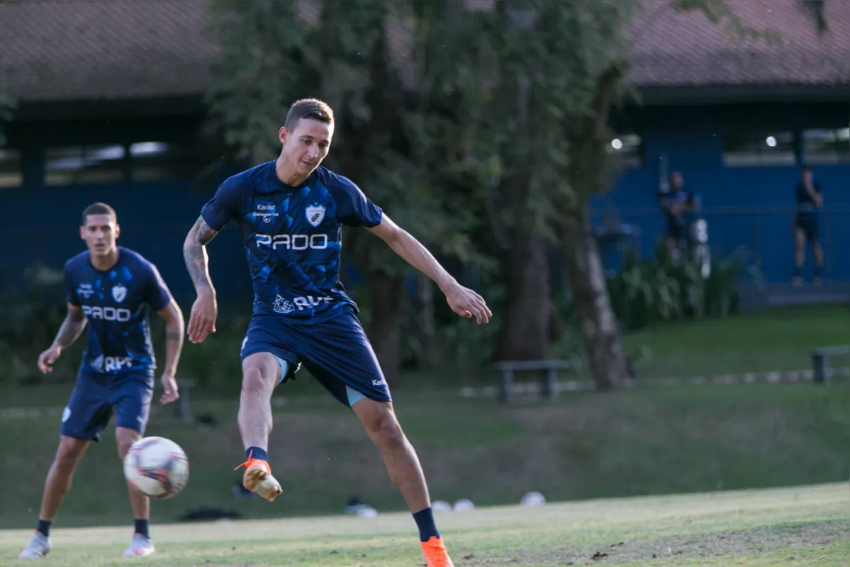 Artilheiro do LEC no ano com seis gols, o atacante Safira volta ao time diante da Ponte Preta