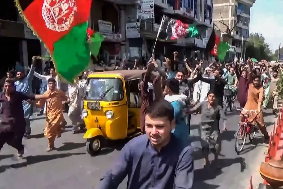 Em Jalalabad, houve confusão quando moradores tentaram impedir os talebans de colocar a sua bandeira no lugar da nacional numa praça da cidade