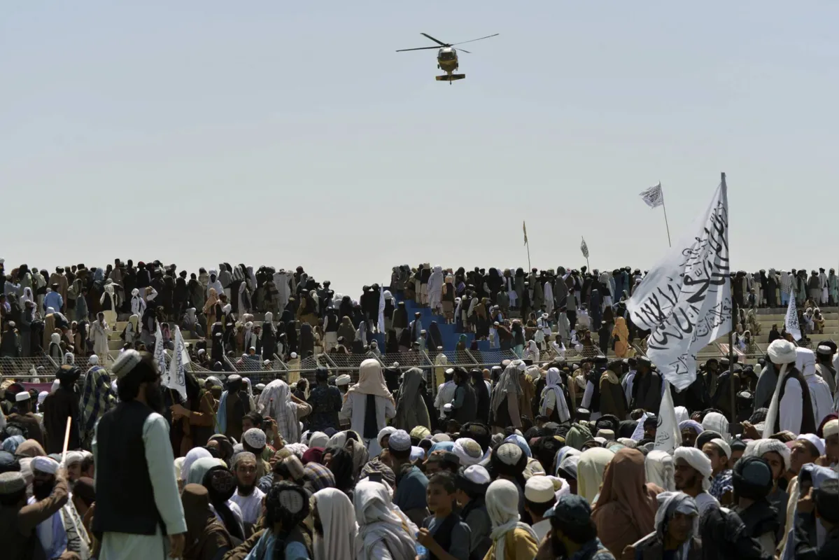 Apoiadores do Talibã celebram a vitória do grupo em Kandahar