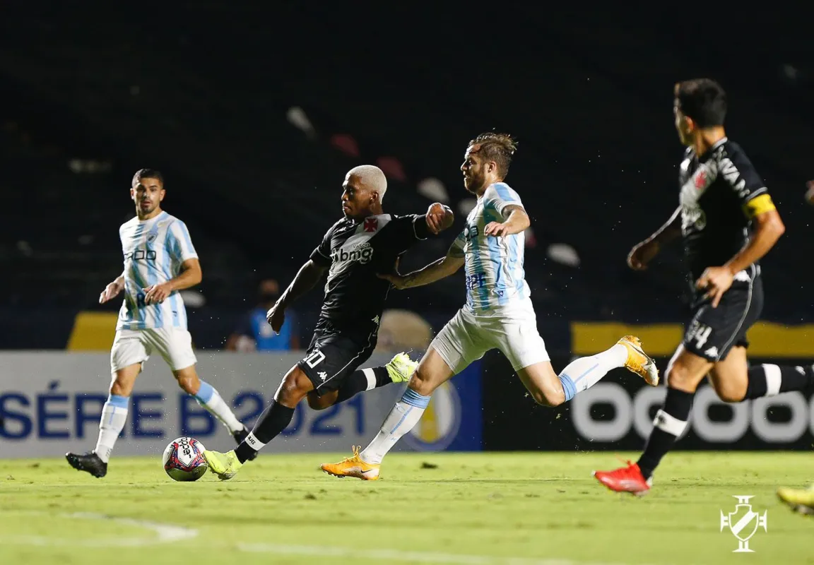 Vitória sobre o Vasco melhorou astral da equipe, mas foco deve ser a saída da ZR