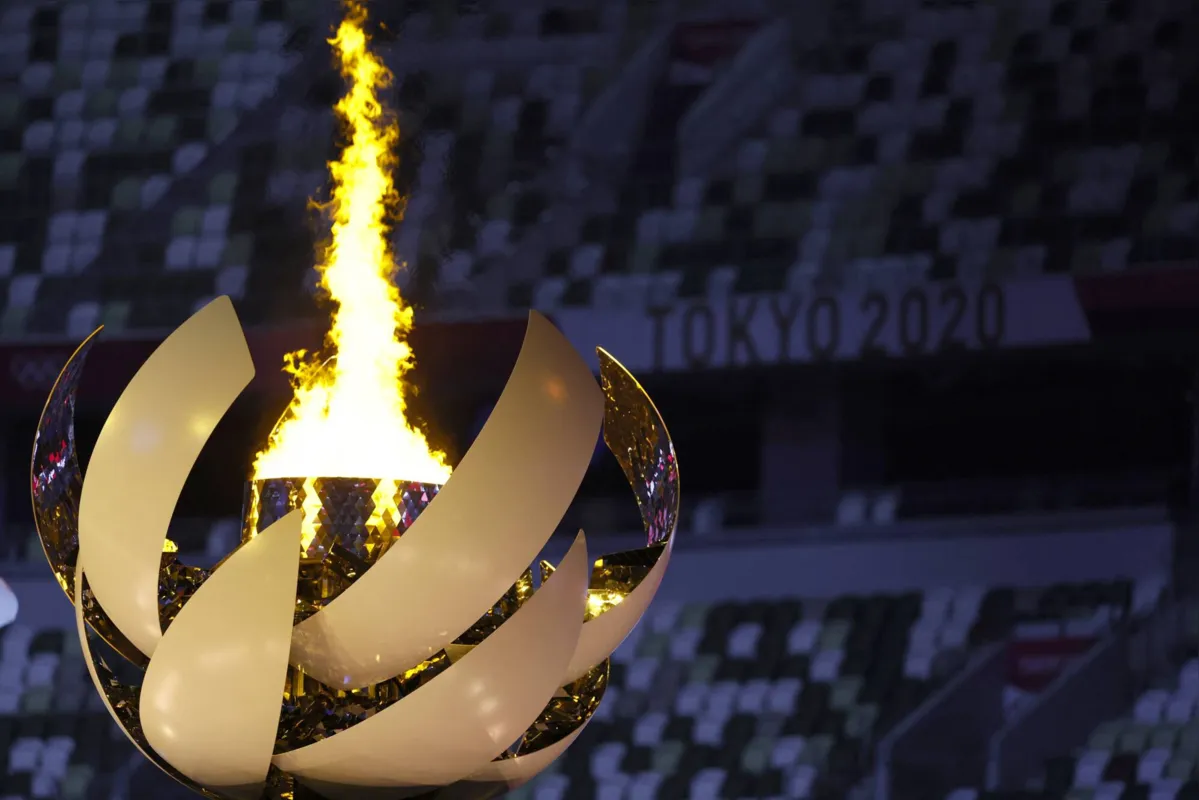 Imagem ilustrativa da imagem Tenista Naomi Osaka acende a pira olímpica