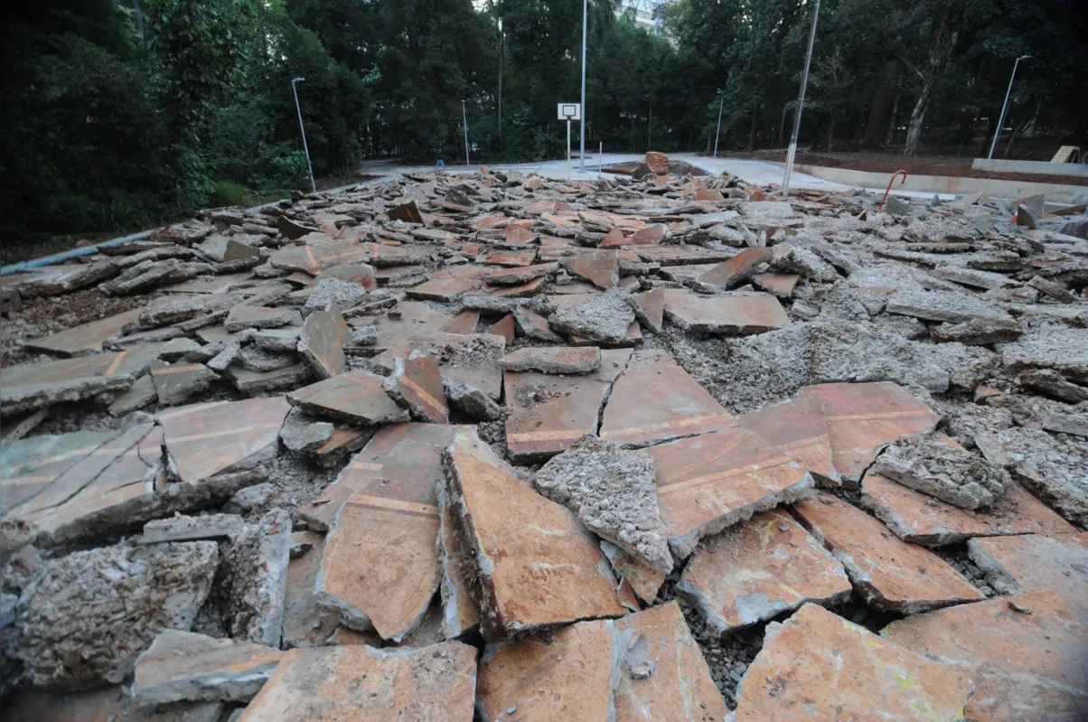 De acordo com a administração municipal, equipes trabalham atualmente na reconstrução da quadra esportiva