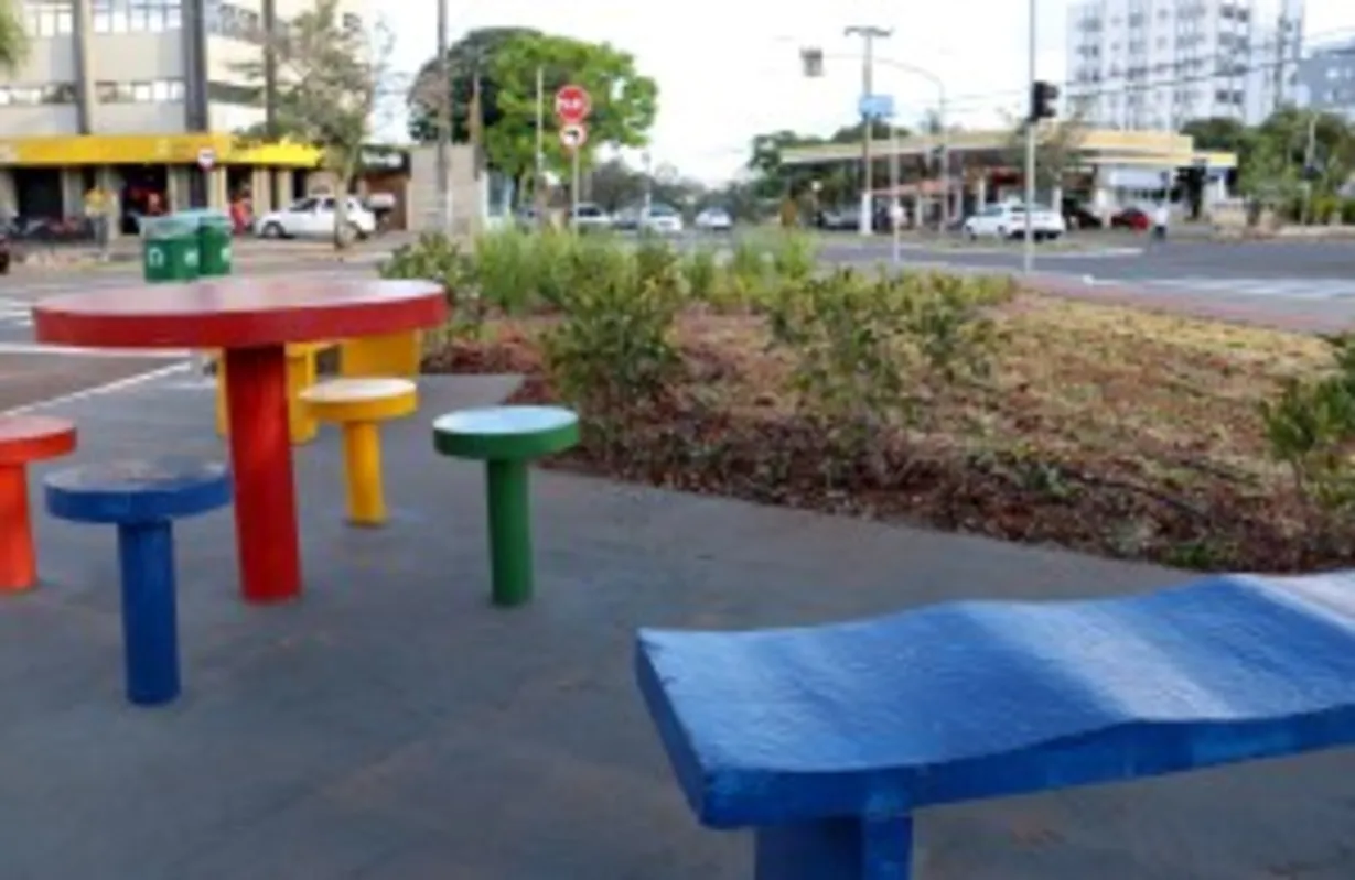 Imagem ilustrativa da imagem Trecho de asfalto se transforma em 'minipraça' na zona sul de Londrina