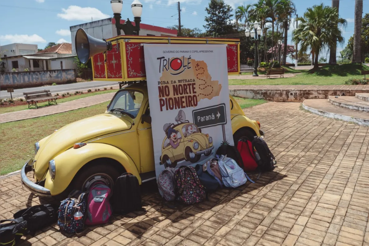 O fusca amarelo lotado leva os equipamentos do Triolé de cidade em cidade