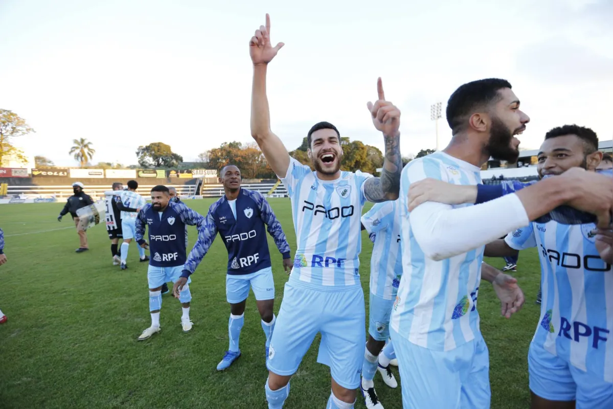 Jogadores do Londrina comemoram a classificação para a final no gramado do Germano Krüger