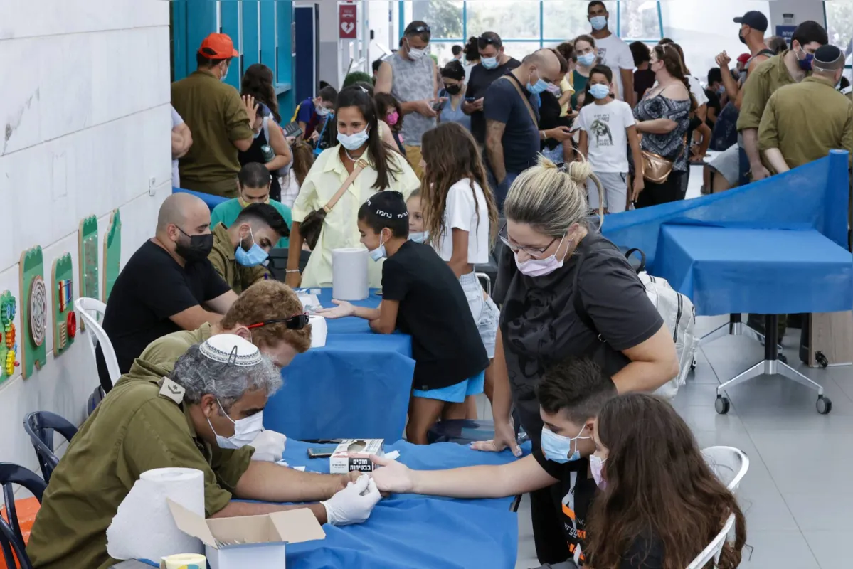 Israel teve crescimento do número proporcional de casos da Covid em agosto 