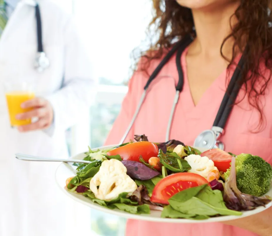 Imagem ilustrativa da imagem UEL pesquisa influência da pandemia na alimentação das profissionais de saúde