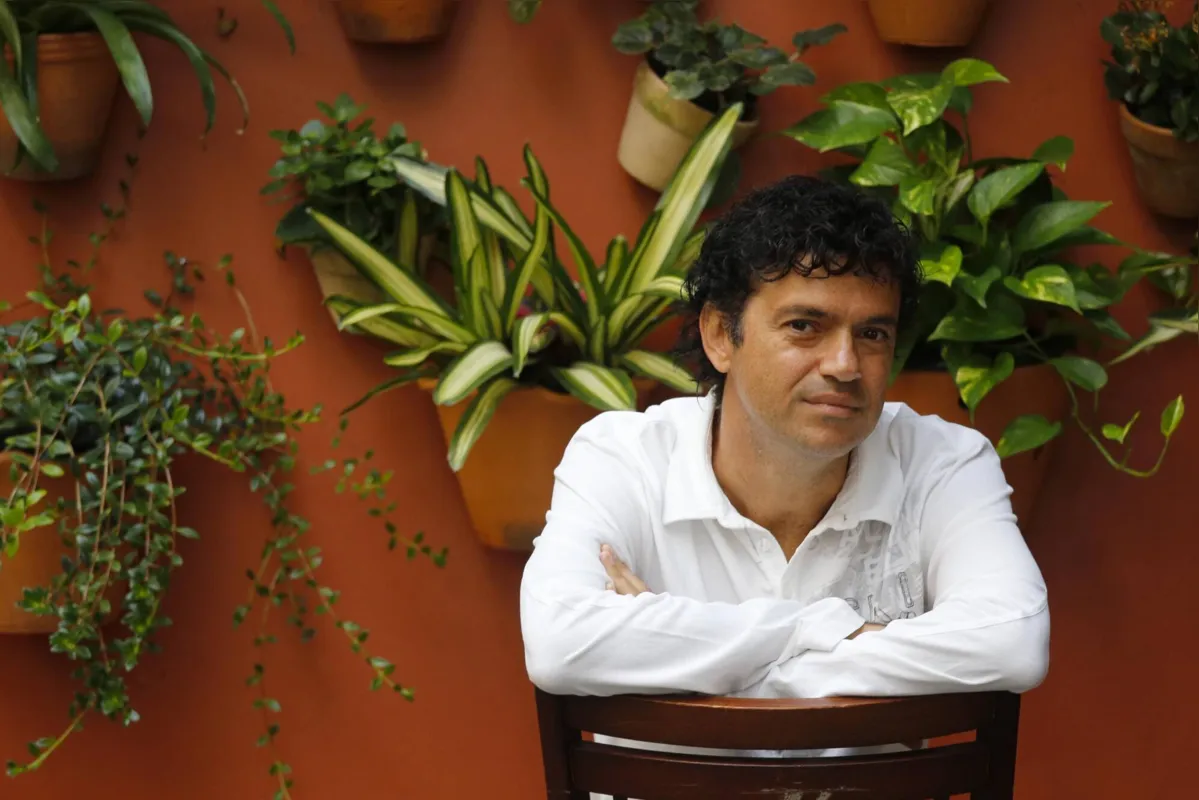 Jorge Vercillo faz live nesta quarta-feira (28) com renda destinada a associações de proteção animal