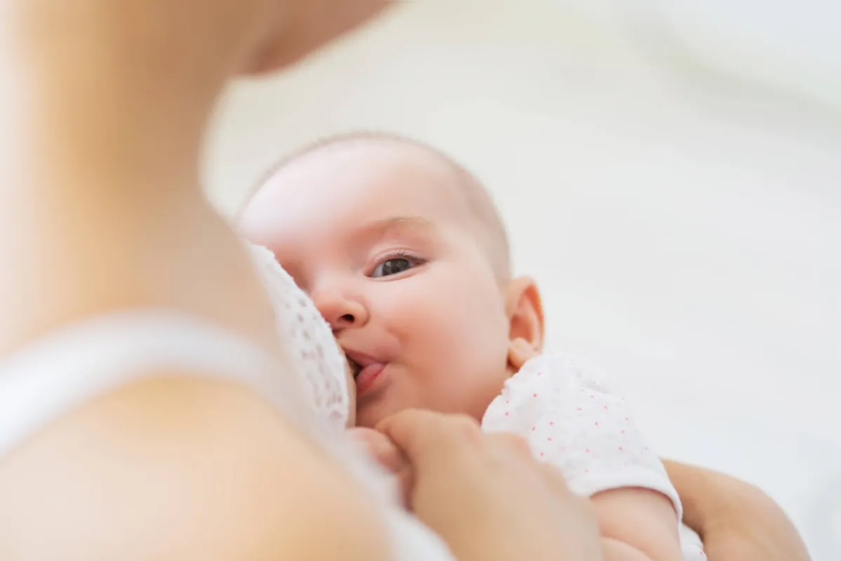 Imagem ilustrativa da imagem Vacina contra Covid em mulheres que amamentam não causa riscos ao bebê