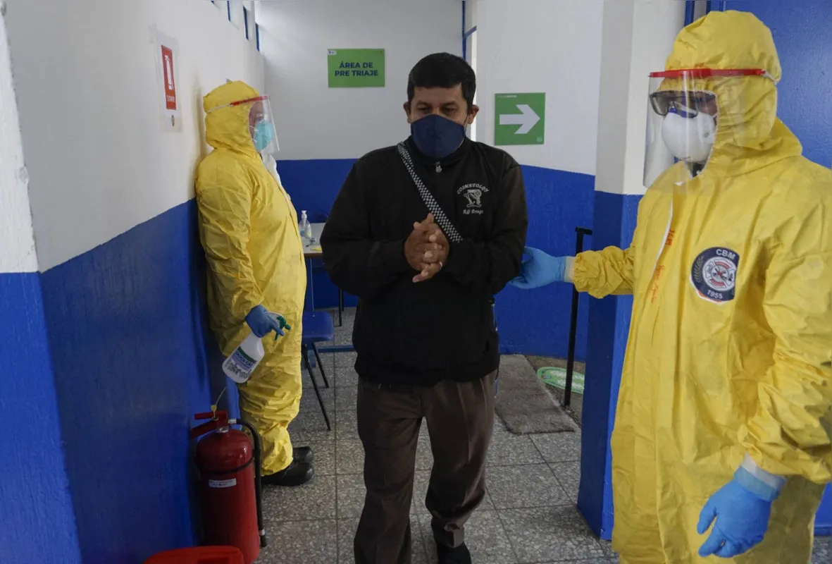 Paciente com coronavírus recebe atendimento atendimento na Guatemala