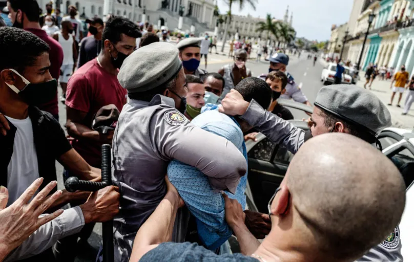 Protestos diários têm ocorrido em Cuba devido à falta de alimentos e  de vacinas contra a Covid-19