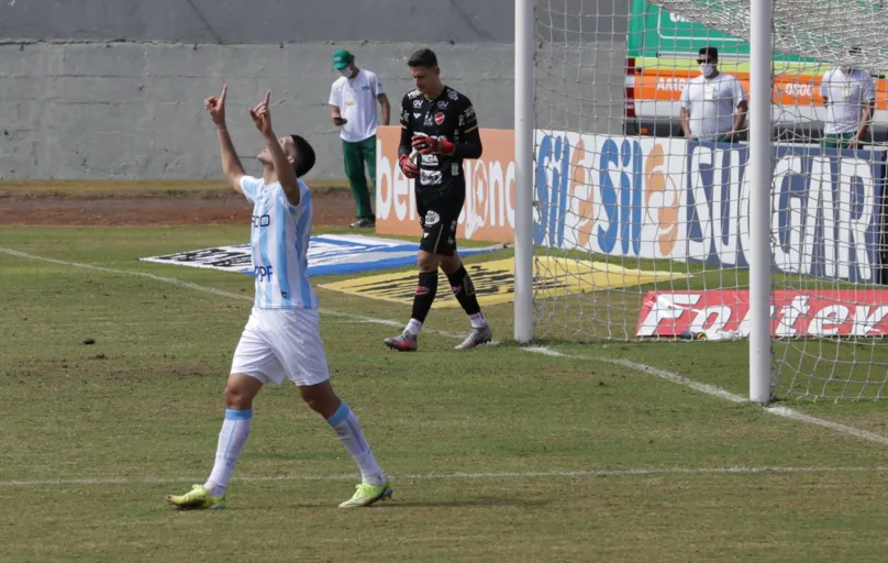 Matheus Bianqui  marcou aos 39 minutos do segundo tempo, o Londrina venceu o Vila Nova e