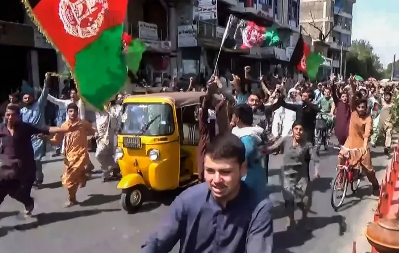 Em Jalalabad, houve confusão quando moradores tentaram impedir os talebans de colocar a sua bandeira no lugar da nacional numa praça da cidade