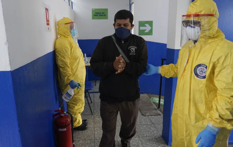 Paciente com coronavírus recebe atendimento atendimento na Guatemala