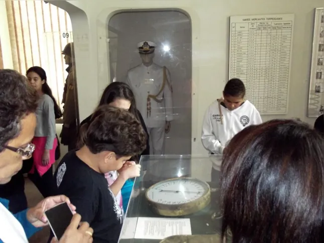 No Museu do Expedicionário, em Curitiba: alunos do 5º ano do Ensino Fundamental da E.M. Francisco Pereira de Almeida Junior, de Londrina 