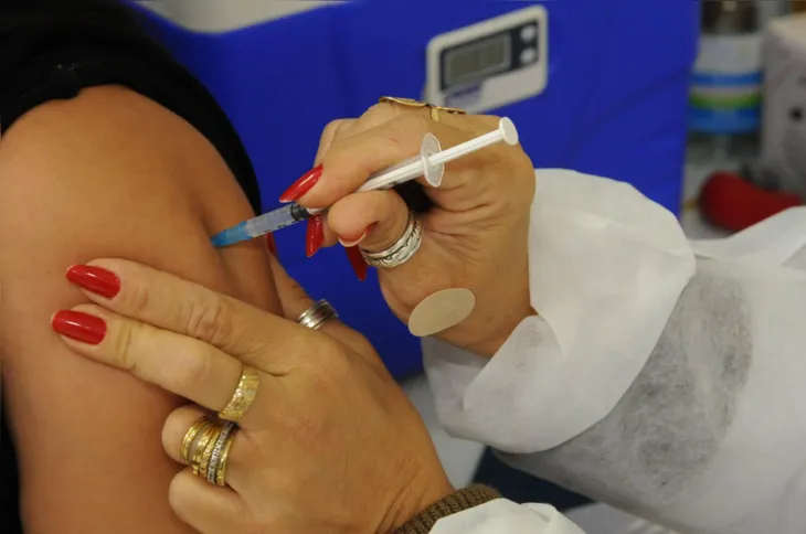 Imagem ilustrativa da imagem Prefeitura estuda obrigatoriedade da vacina contra Covid para servidores