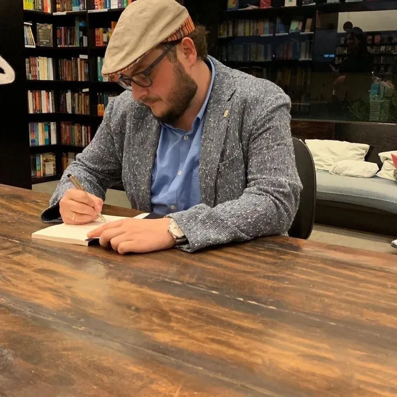 Adam Mattos faz saraus de poesia com convidados pelo Instagram as quinta-feiras