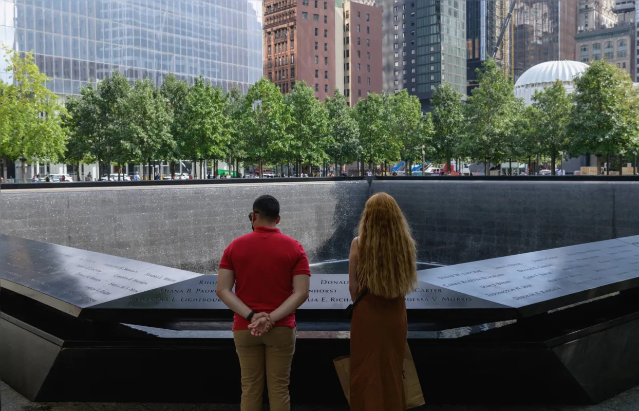 Casal visita memorial em Nova York: ataques de 2001 deixaram quase 3 mil mortos 