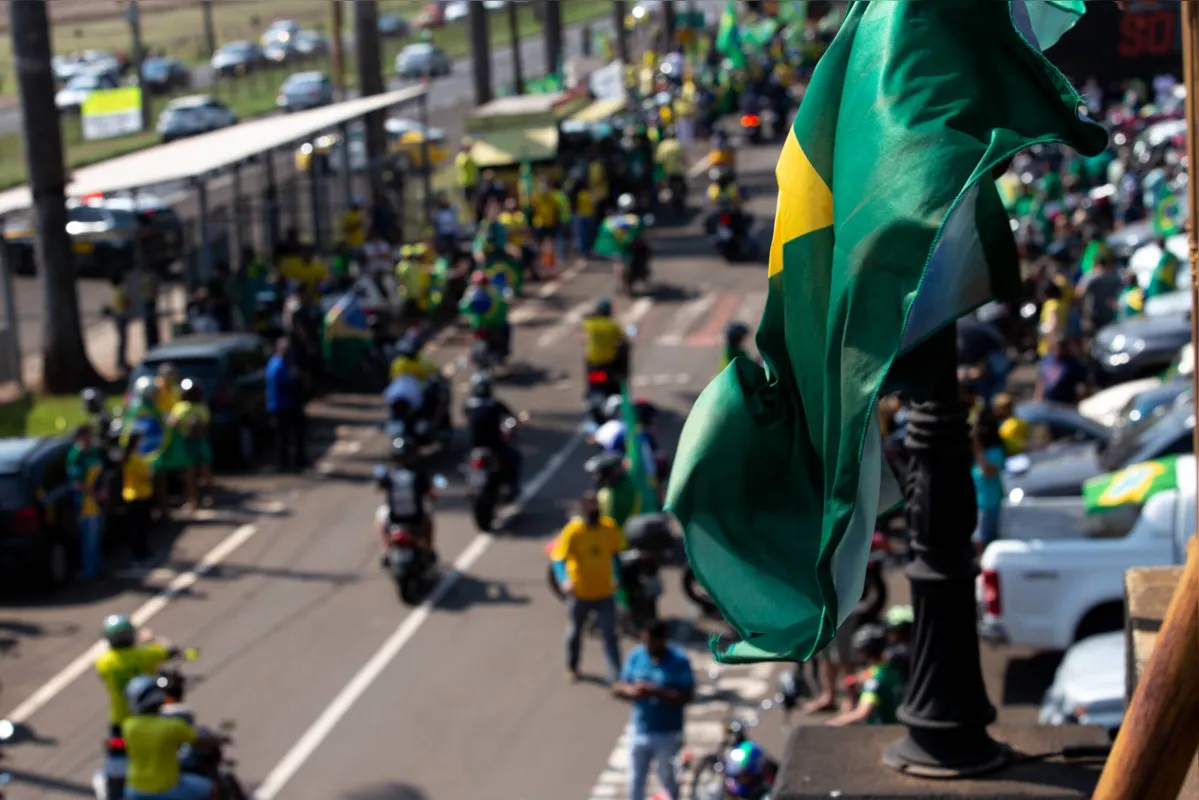 Imagem ilustrativa da imagem Ato a favor de Bolsonaro em Londrina reúne manifestantes em frente ao Parque Ney Braga